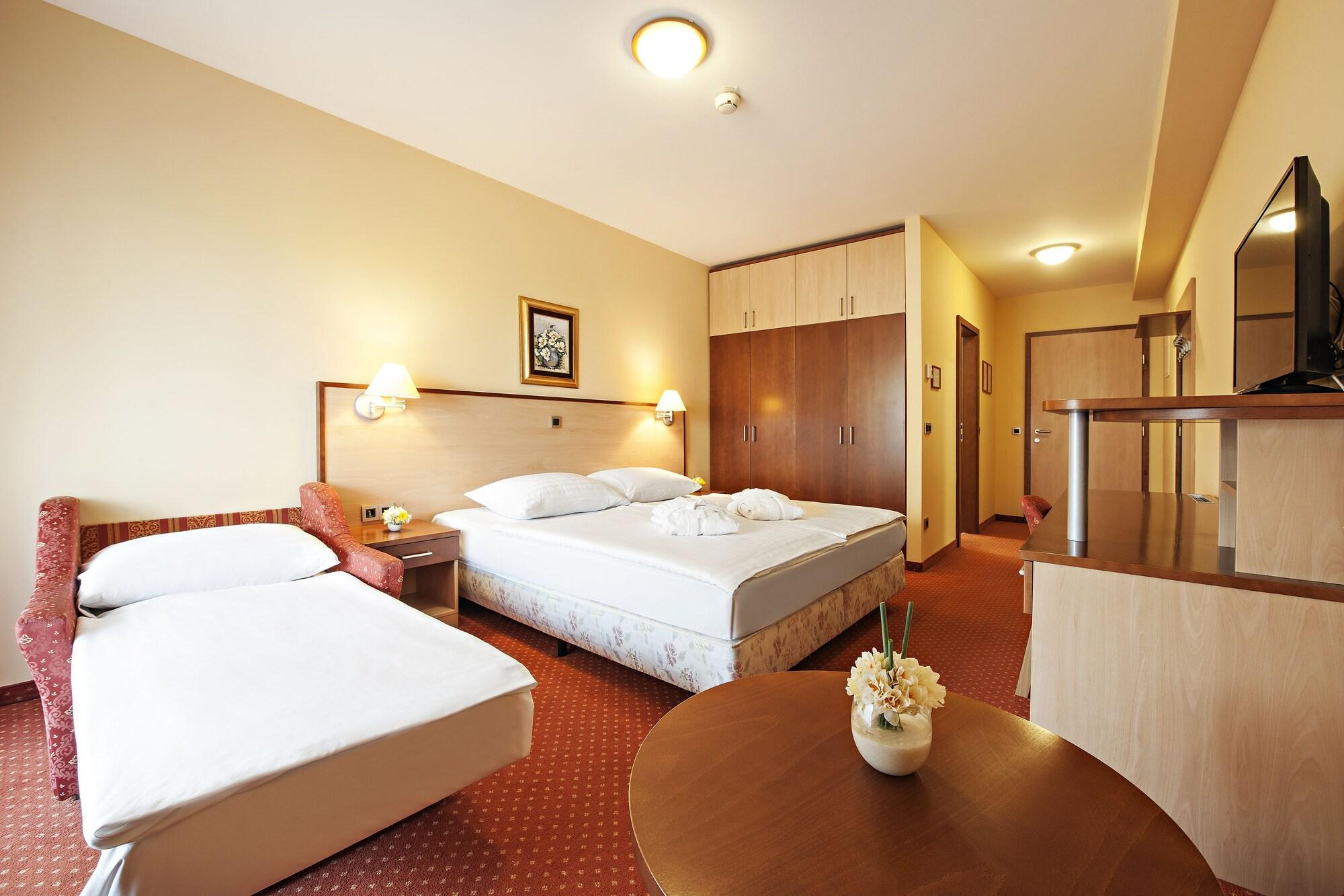 Terme Banovci - Hotel Zeleni Gaj Veržej Eksteriør billede