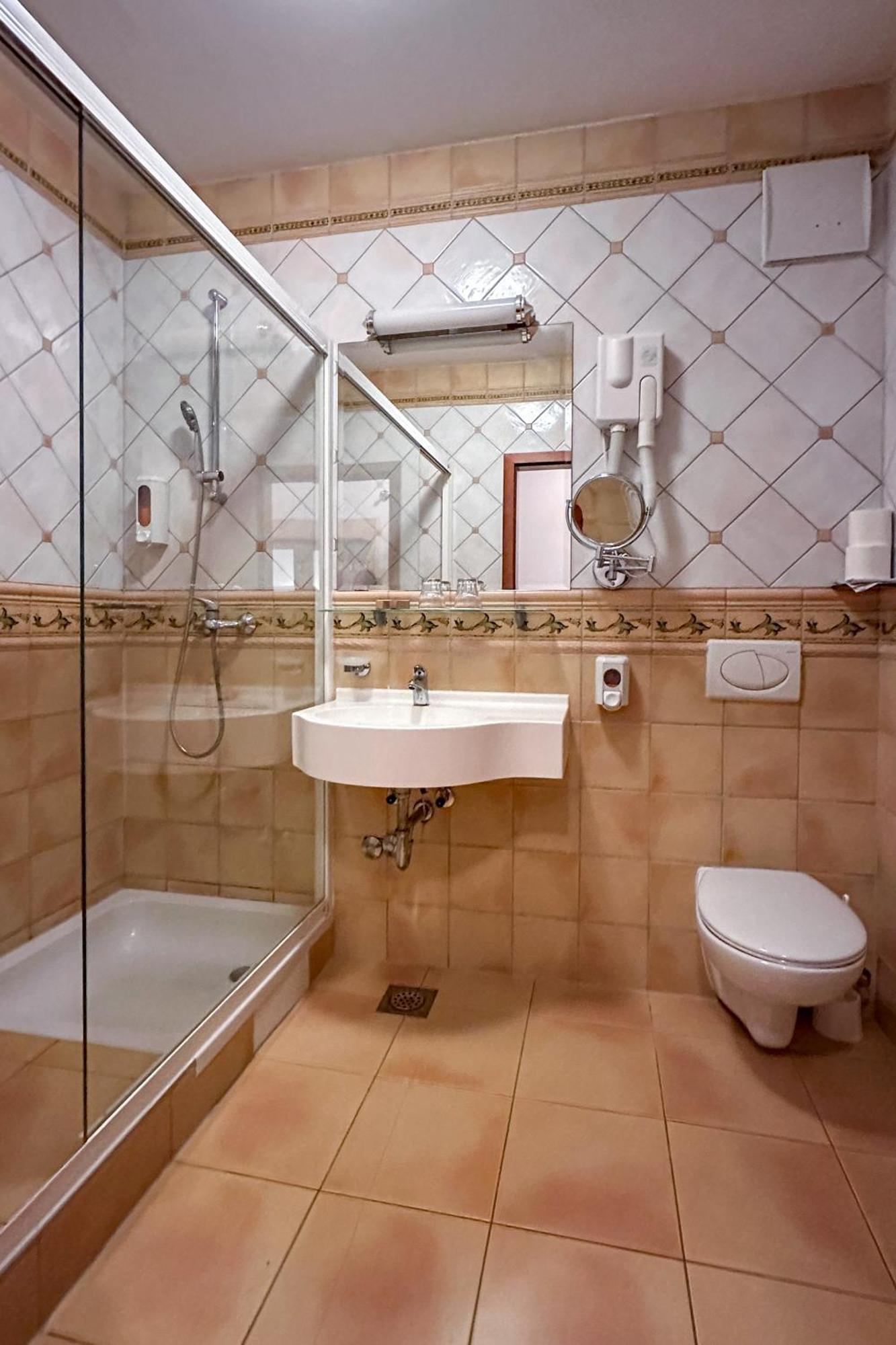 Terme Banovci - Hotel Zeleni Gaj Veržej Eksteriør billede